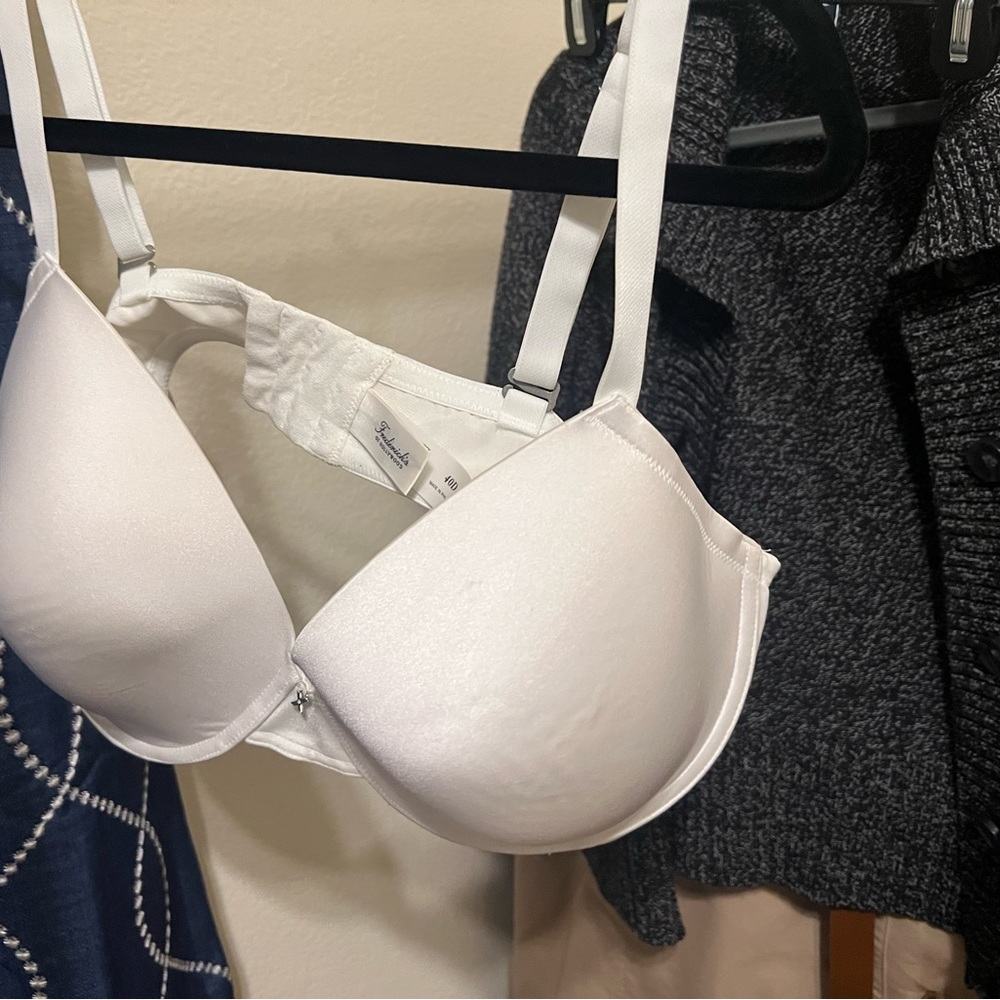Pretty white Frederick’s of Hollywood Push-up bra never worn
